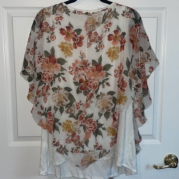 White floral top with attached undershirt. - Picture 4 of 4